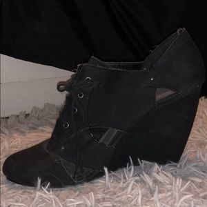 Black Wedges